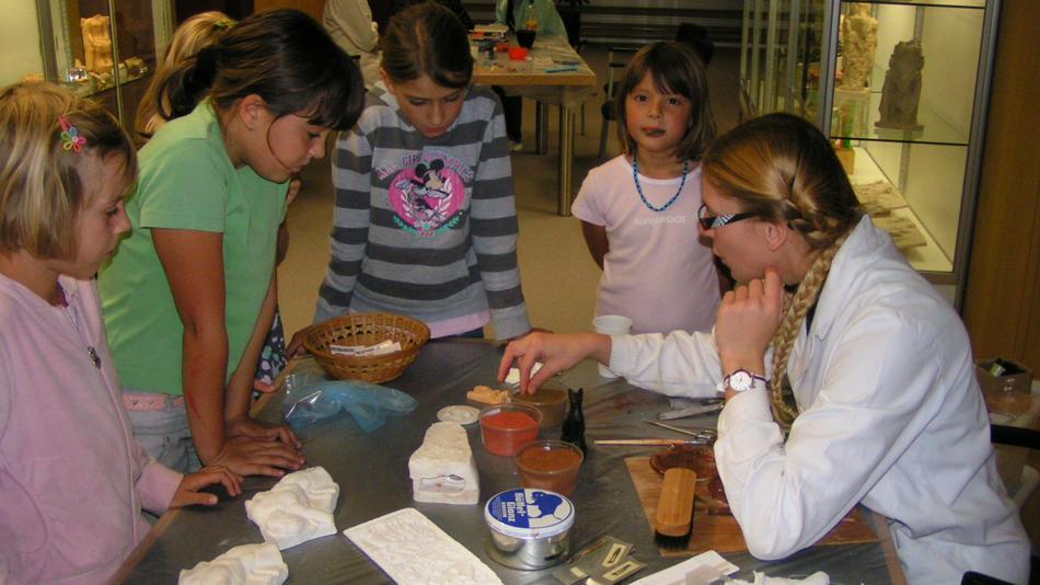 Abgusstechnik - Kinder bestaunen verschiedene Abgüsse