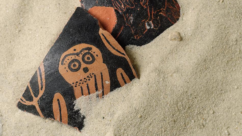 Scherbe archäologische Grabung im Sand