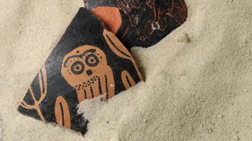 Scherbe archäologische Grabung im Sand