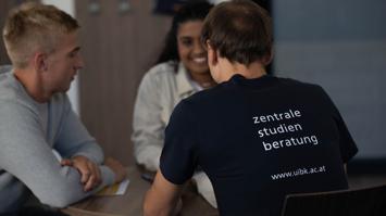 Junge Menschen im Beratungsgespräch bei Zentraler Studienberatung