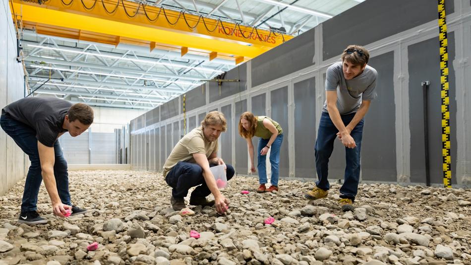 Foto von Forscher:innen im Big Flume