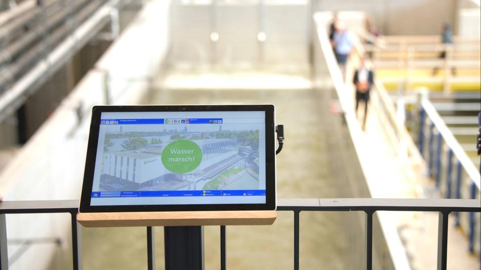 Big Flume hinter Computer mit Befehl: "Wasser Marsch"