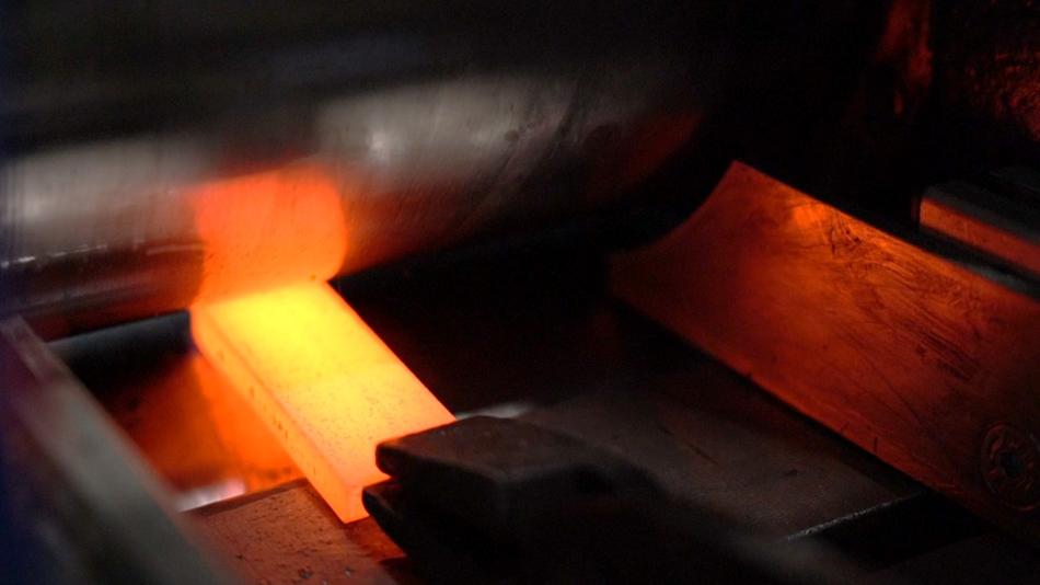 Eine Walzanlage, in der Flachmaterial zwischen mehreren Walzen geformt wird.