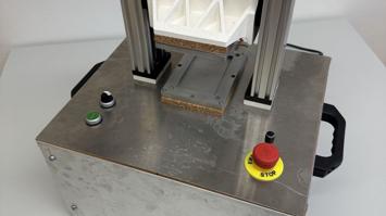 Das Kleinmodell einer Presse des Lehrstuhls für Umformtechnik, das Aufbau und Funktionsweise einer Presse veranschaulicht.