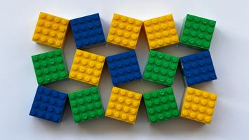 Die Legosteine auf dem Bild sind als auxetisches Material angeordnet