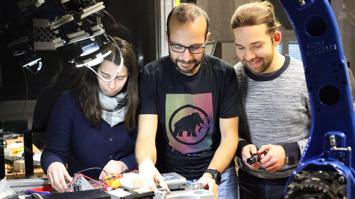 Hightech zum Anfassen: KI-unterstützte Prüfung von komplizierten 3D-Oberflächen mit Robotersystemen am PCCL.