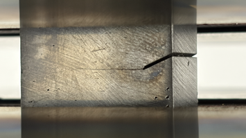 Schwingbruch einer C45-Probe mit schräger Kerbe