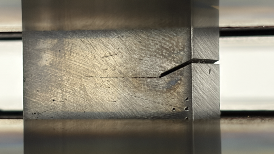 Schwingbruch einer C45-Probe mit schräger Kerbe