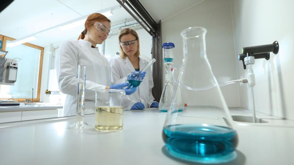 Metallurginnen und Metallurgen, die an einer nachhaltigen Zukunft der Stahlherstellung forschen