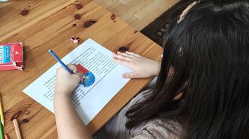 Ein buntes Wappen in einem Wappenbrief