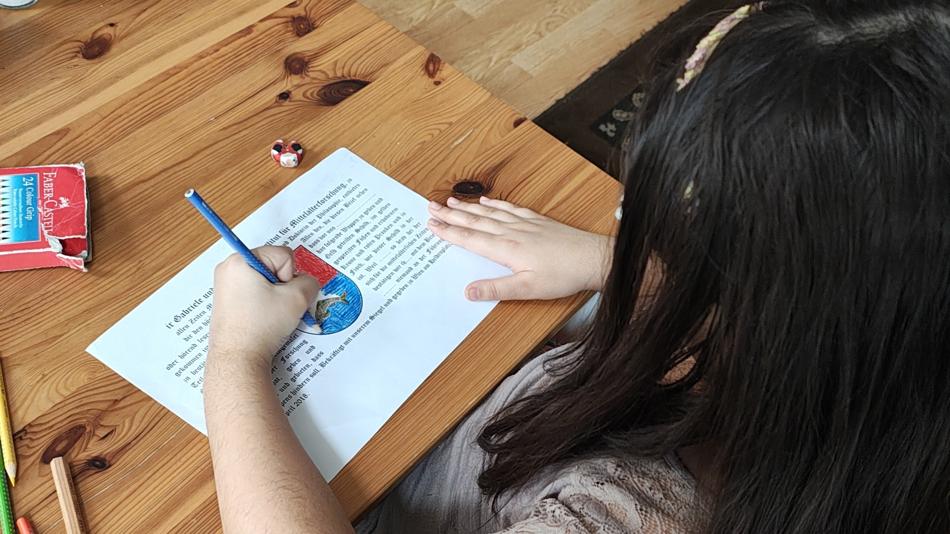 Ein buntes Wappen in einem Wappenbrief