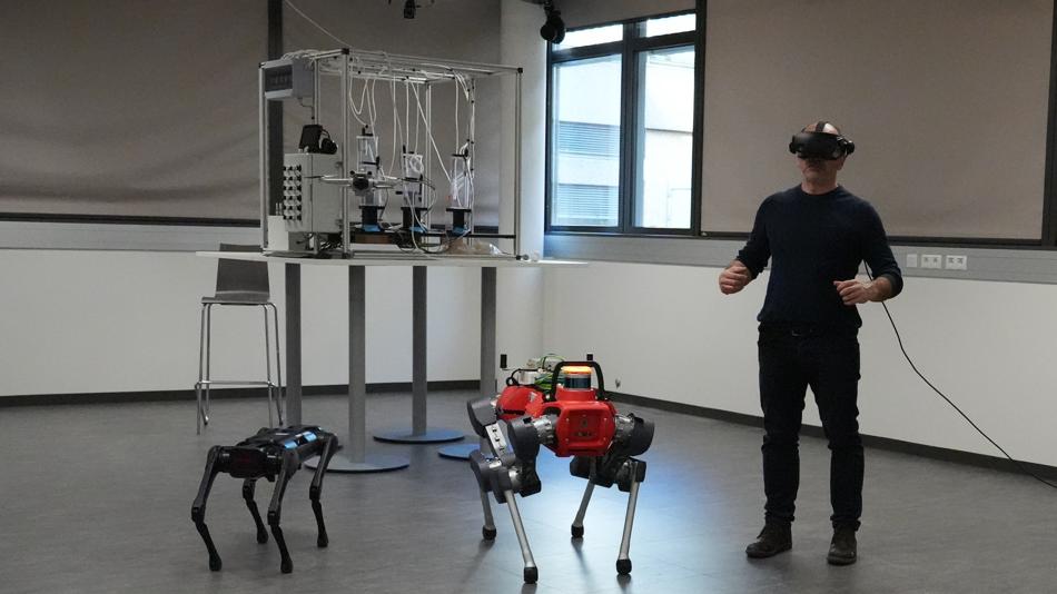 Ein VR-Benutzer erkundet die Flüssigkeitsmischmaschine mit Hilfe von Robotern