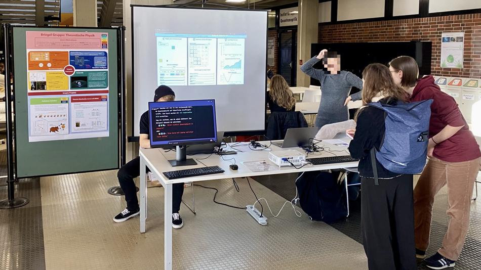 Menschen vor Posterwand und Präsentation