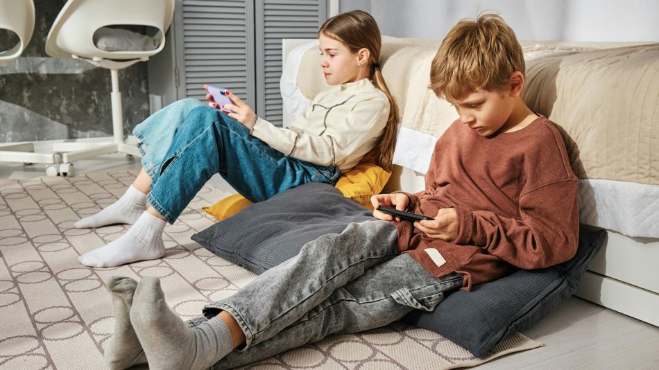 Für Kinder und Jugendliche sind Soziale Medien und Chatgruppen Teil der Lebensrealität.