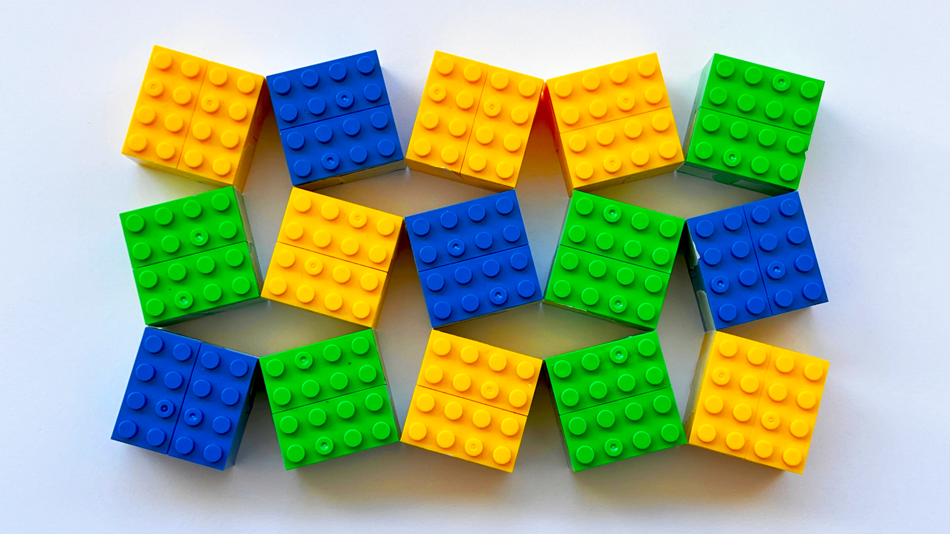 Die Legosteine auf dem Bild sind als auxetisches Material angeordnet. Dieses ungewöhnliche Phänomen sorgt dafür, dass manche Materialien breiter werden, wenn sie gedehnt werden anstatt schmäler.