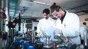 Zwei Wissenschaftler arbeiten an einen Microfluidic Experiment