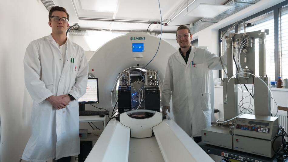 Zwei Wissenschaftler bei einem Experiment am Computer Tomographen