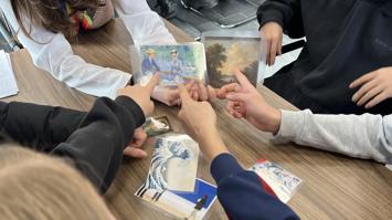 Hände von Jugendlichen mit verschiedenen Bildkarten