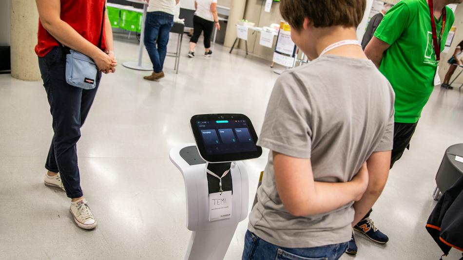 Das Bild zeigt den Roboter TEMI des Instituts eHealth der FH JOANNEUM