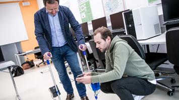 Das Bild zeigt KneeHa - Krücken mit Sensoren, die der Unterstützung nach einer Knie-OP dienen