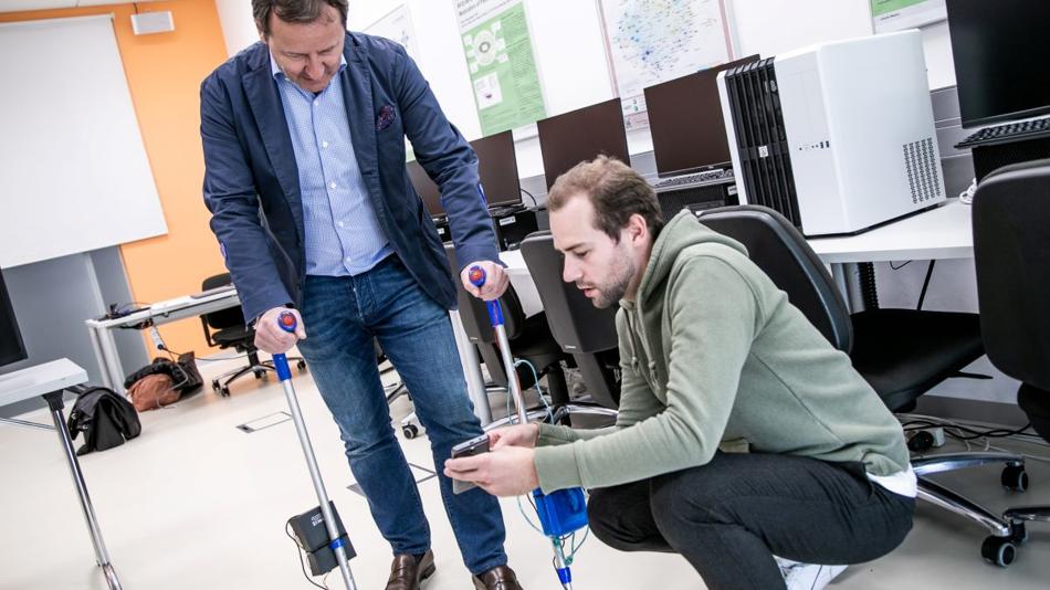 Das Bild zeigt KneeHa - Krücken mit Sensoren, die der Unterstützung nach einer Knie-OP dienen