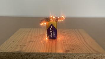 Stahlwolle glüht auf einer 9V Batterie