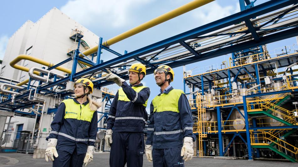Borealis-Mitarbeiter:innen vor einer Anlage