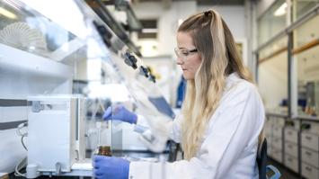 Präzision im Labor: In Linz entwickeln Expert:innen von Thermo Fisher Scientific pharmazeutische Wirkstoffe – vom ersten Experiment bis zur sicheren Produktion für Patient:innen weltweit.