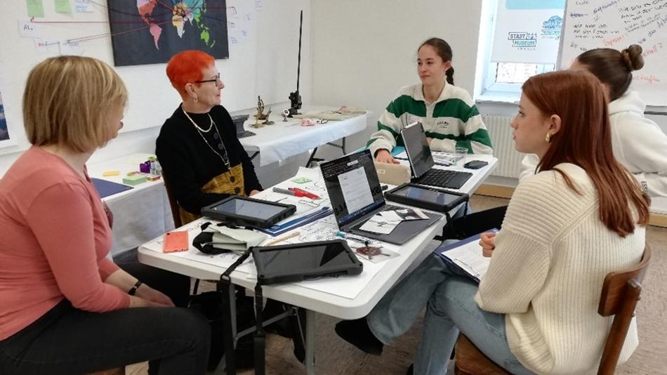 Foto vom intergenerativen Workshop im Forschungsprojekt Industriekultur im Dialog, Jänner 2024