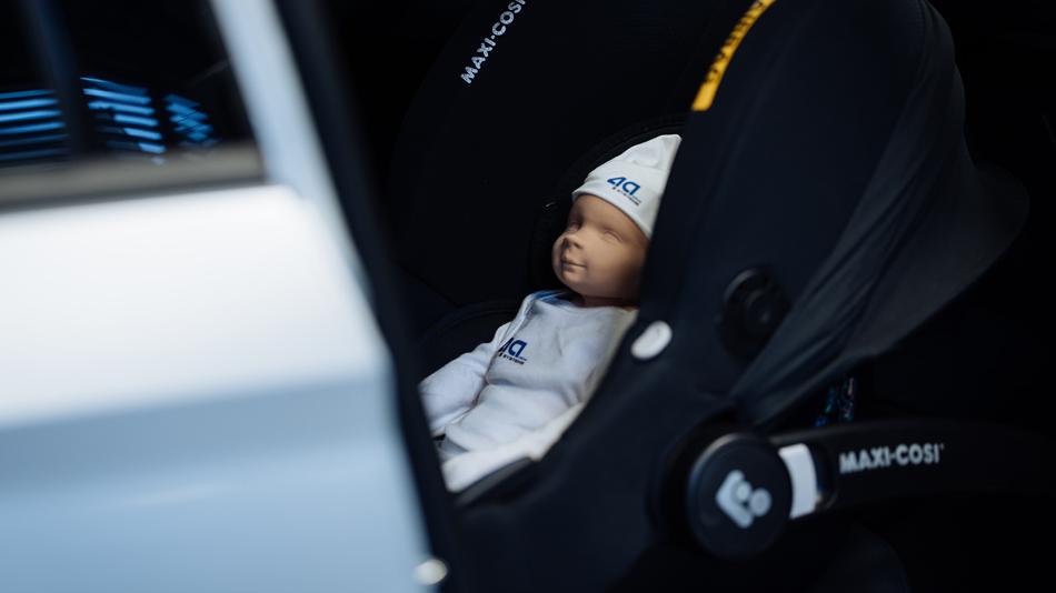 Atmende und sich bewegende Babypuppe als Referenz  für die sichere Detektion von Kindern im Auto