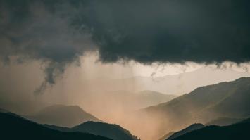Regemwolken über Bergen