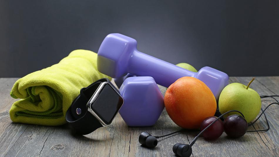 Symbolbild mit Trainingsgeräten und Obst