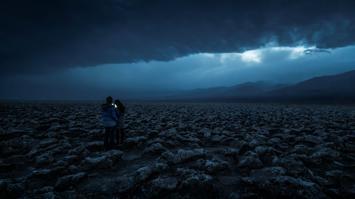 Menschen schauen auf Smartphone in der Dunkelheit