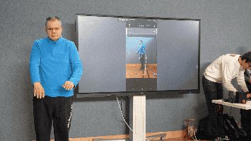 Sehbeeinträchtigter Mann testet ein digitales Assistenzsystem zur Mobilitätserhaltung