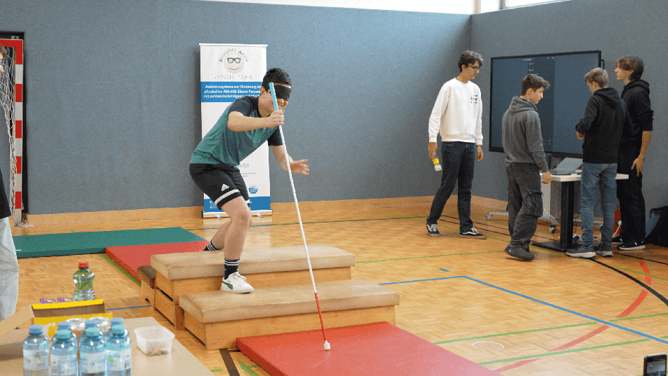 Ein Schüler absolviert einen Blinden-Parcours zur Bewusstseinsschaffung