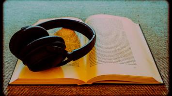 Kopfhörer auf einem gedruckten Buch