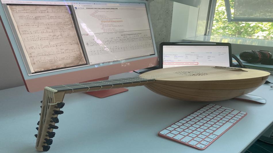 Laute auf einem Tisch mit Komputer