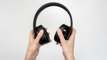 Kopfhörer in den Händen