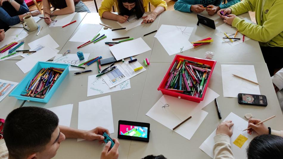 Digitale Spiele und analoge Materialien in Interaktion