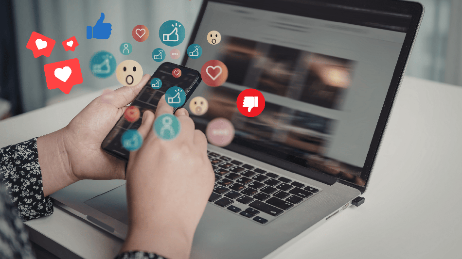 Symbolbild Soziale Medien mit Laptop im Hintergrund