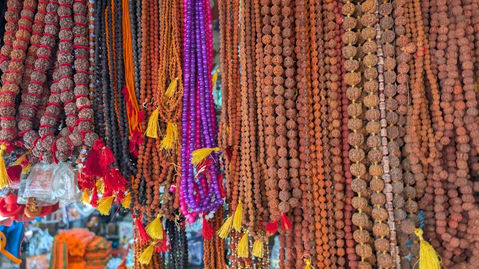 Gebetsketten (mālā), die in der Mantrapraxis verwendet werden.