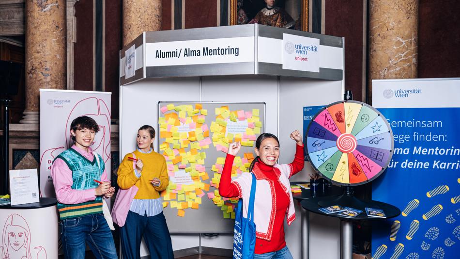 Kinder entdecken die Uni Wien mit Alumna Martina Novak (Biolino) – kreativ, nachhaltig, zum Mitmachen. Eltern testen das neue Alumni Community Portal, stellen Fragen und gewinnen mit etwas Glück Merchandise am Glücksrad.