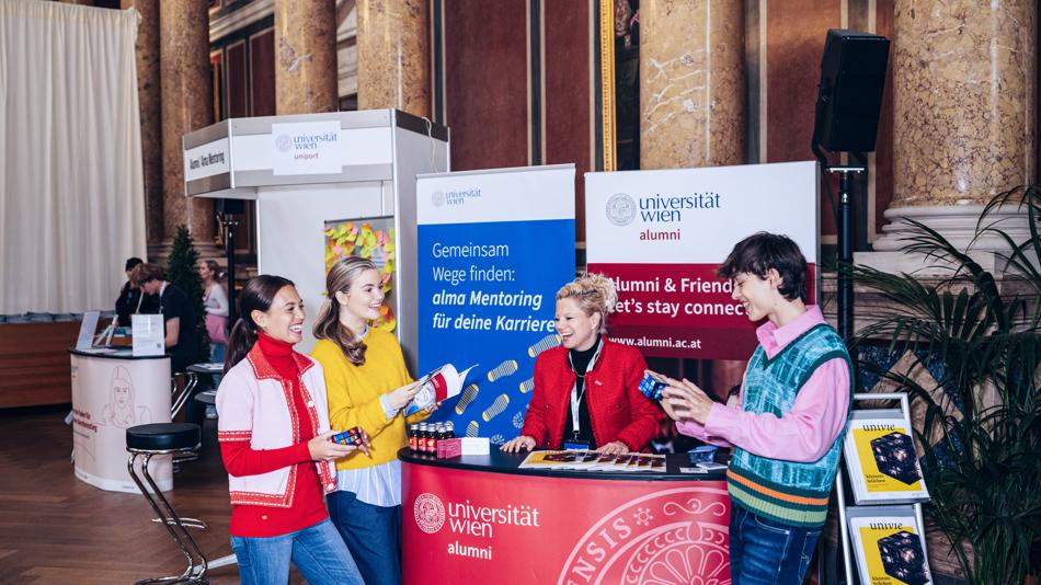 Kinder entdecken die Uni Wien mit Alumna Martina Novak (Biolino) – kreativ, nachhaltig, zum Mitmachen. Eltern testen das neue Alumni Community Portal, stellen Fragen und gewinnen mit etwas Glück Merchandise am Glücksrad.