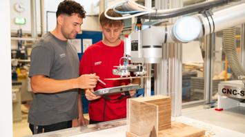 Roboter & 3D-Drucker im Isolierstoffzentrum