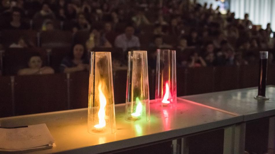 3 Flammen brennen in verschiedenen Farben.