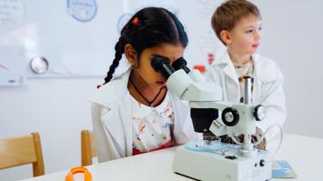 Die Kinderstation ermöglicht erste spannende Forschungserfahrungen.