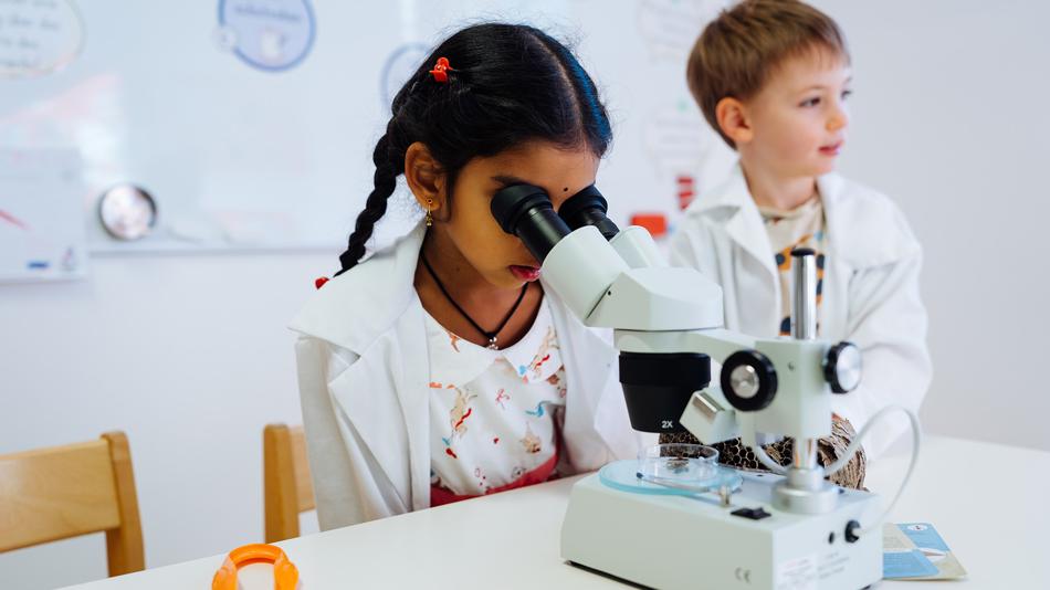 Die Kinderstation ermöglicht erste spannende Forschungserfahrungen.