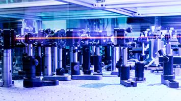 Experimenteller Aufbau in einem Quantenphysiklabor mit Laser