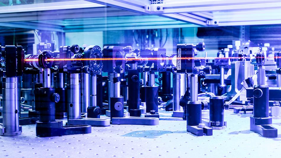 Experimenteller Aufbau in einem Quantenphysiklabor mit Laser
