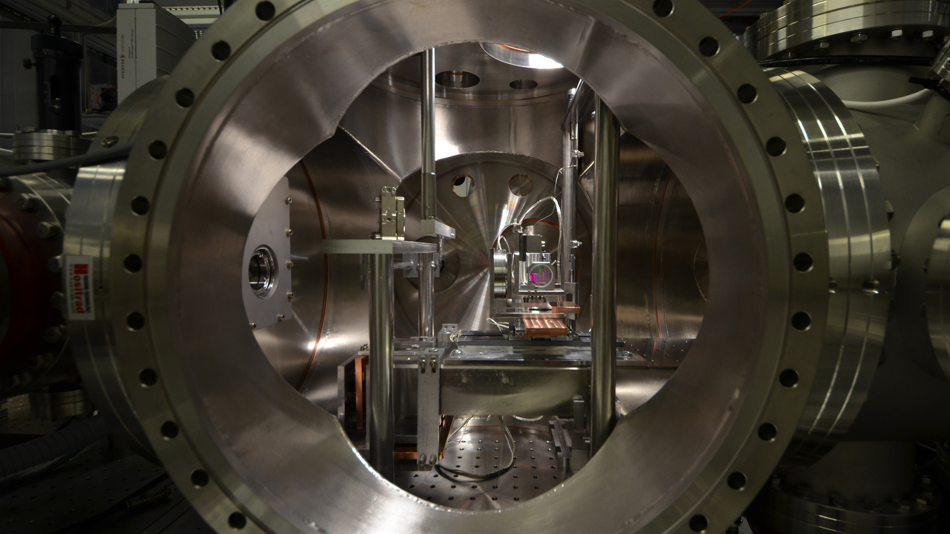 Ultrahochvakuumkammer mit UV-Spiegel und Vibrationsisolation